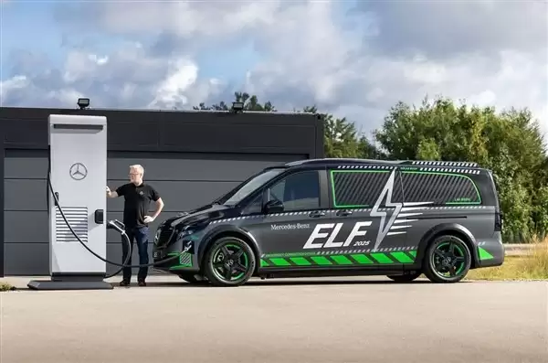 奔驰推900kW移动充电车:集成五种接口与太阳能技术