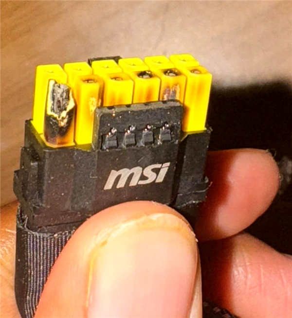 倒霉催的！RTX 5090 12V-2x6供电接口连烧两次
