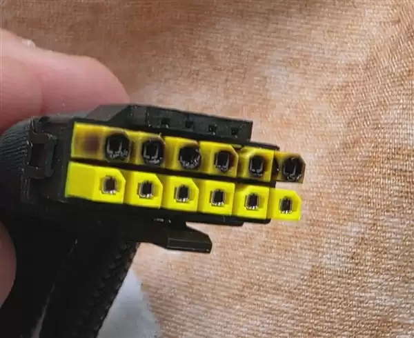 倒霉催的!RTX 5090 12V-2x6供电接口连烧两次
