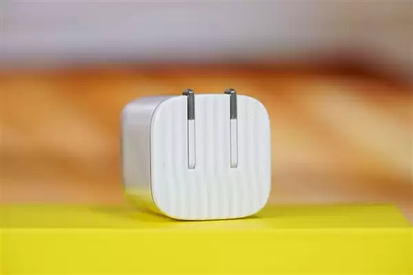 完美适配iPhone17全系快充！倍思同芯充Pro快充充电器套装图赏