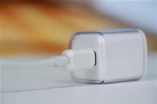 完美适配iPhone17全系快充！倍思同芯充Pro快充充电器套装图赏