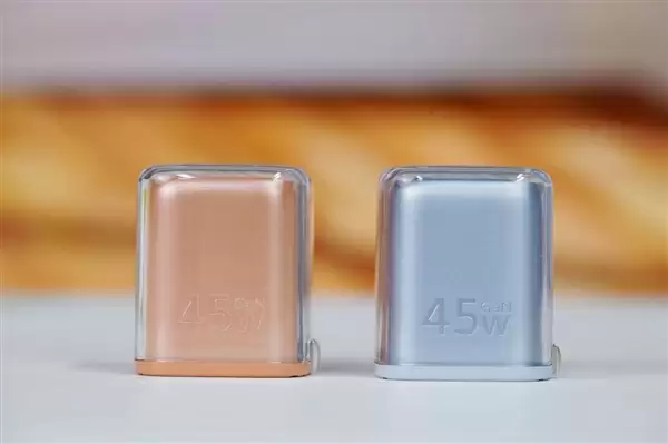 完美适配iPhone17全系快充！倍思同芯充Pro快充充电器套装图赏