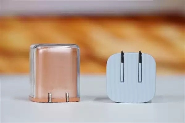 完美适配iPhone17全系快充！倍思同芯充Pro快充充电器套装图赏