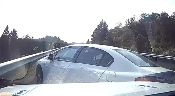 男子高速上强行变道翻车反诬他人：我要是撒谎就天打雷劈！