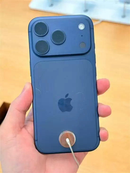 新款旗舰机上市即现划痕 金属边框摩擦引争议