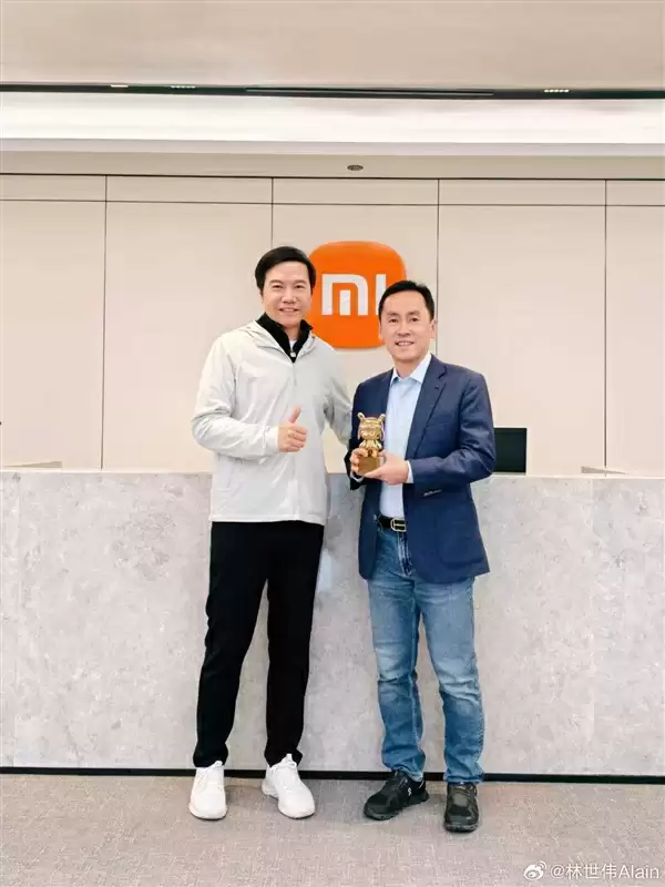 小米集团副总裁/CFO林世伟入职5周年：雷军亲自颁发金米兔