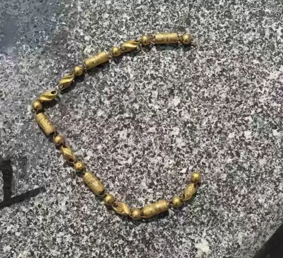 熊孩子发脾气扔出金项链