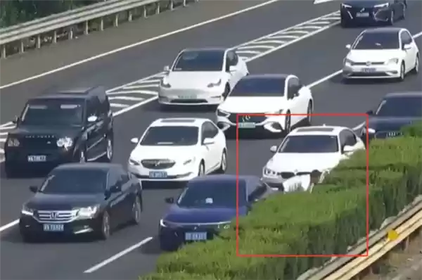 熊孩子发脾气扔出金项链