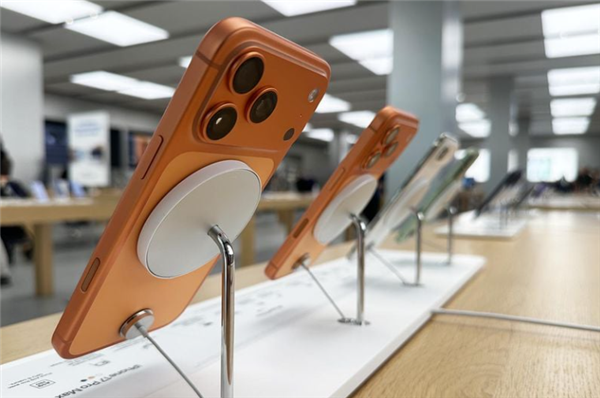 苹果解决iPhone 17 Pro展示机刮花问题：给MagSafe底座套个硅胶壳