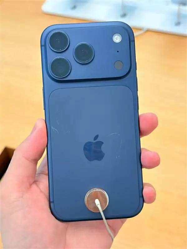 苹果解决iPhone 17 Pro展示机刮花问题:给MagSafe底座套个硅胶壳