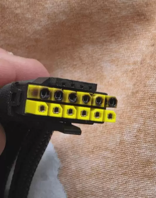 RTX 5090显卡两次烧毁 用户质疑微星转接线设计缺陷