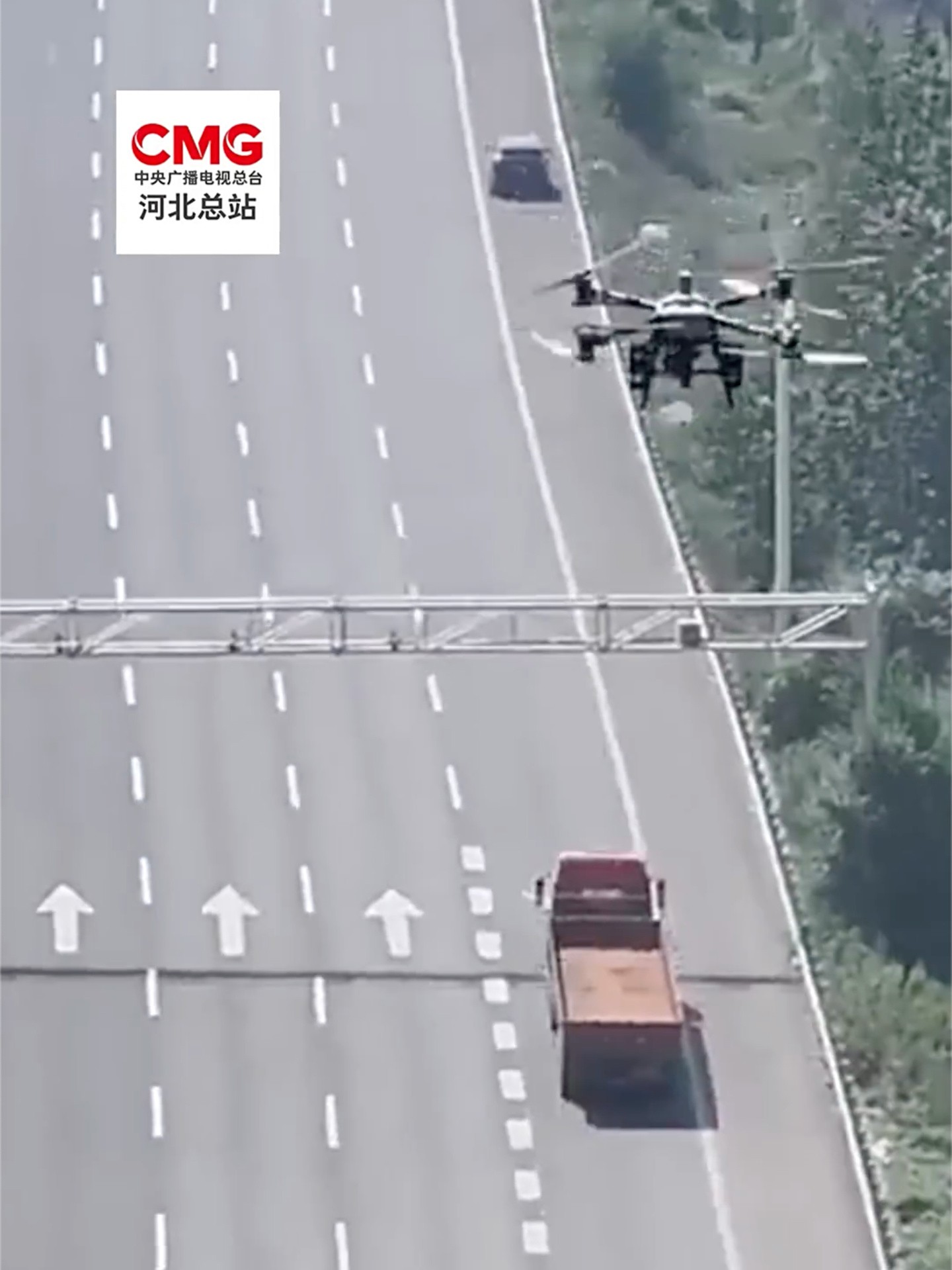 无人机空中投送急救包 高速低血糖女子获救