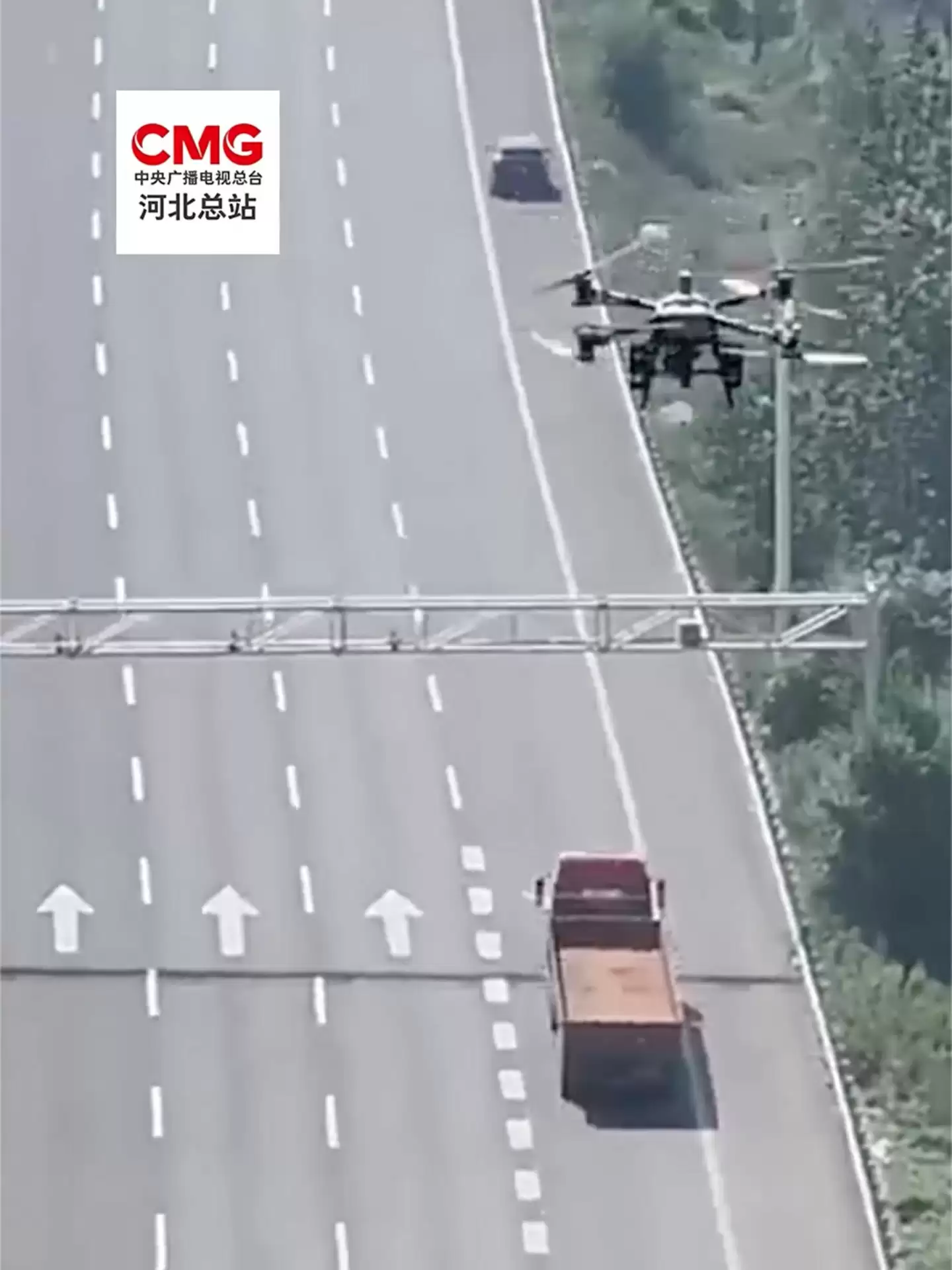 无人机空中投送急救包 高速低血糖女子获救