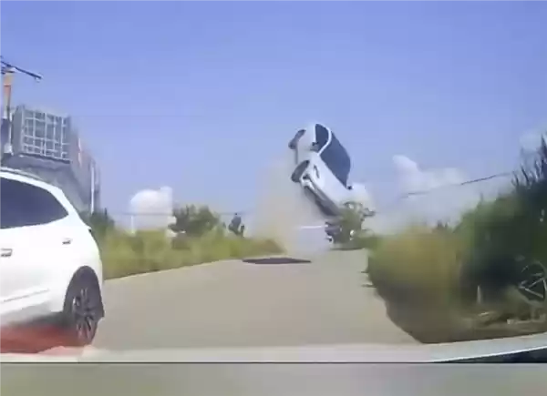 画面堪比特效！景德镇一电车下坡时突然起飞：所幸车内人员无碍