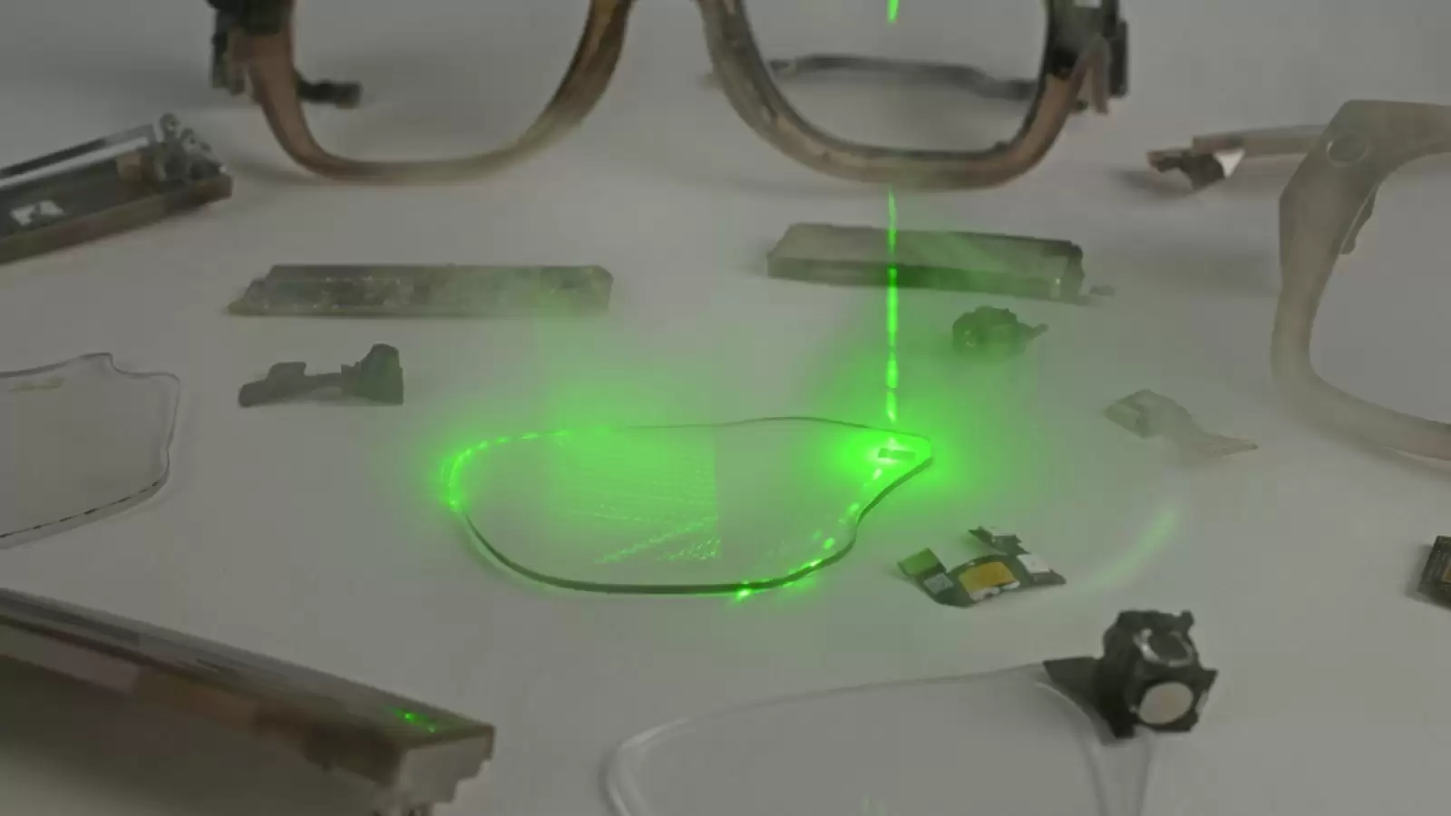 Meta Ray-Ban Display 智能眼镜拆解：AR 技术领先，可维修性存短板