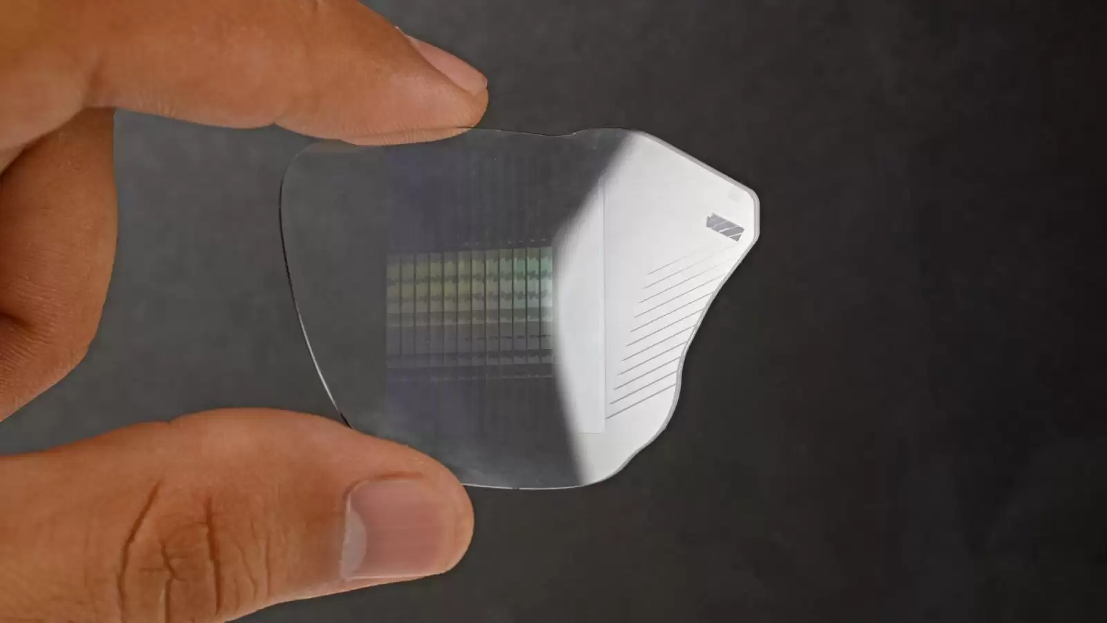 Meta Ray-Ban Display 智能眼镜拆解：AR 技术领先，可维修性存短板