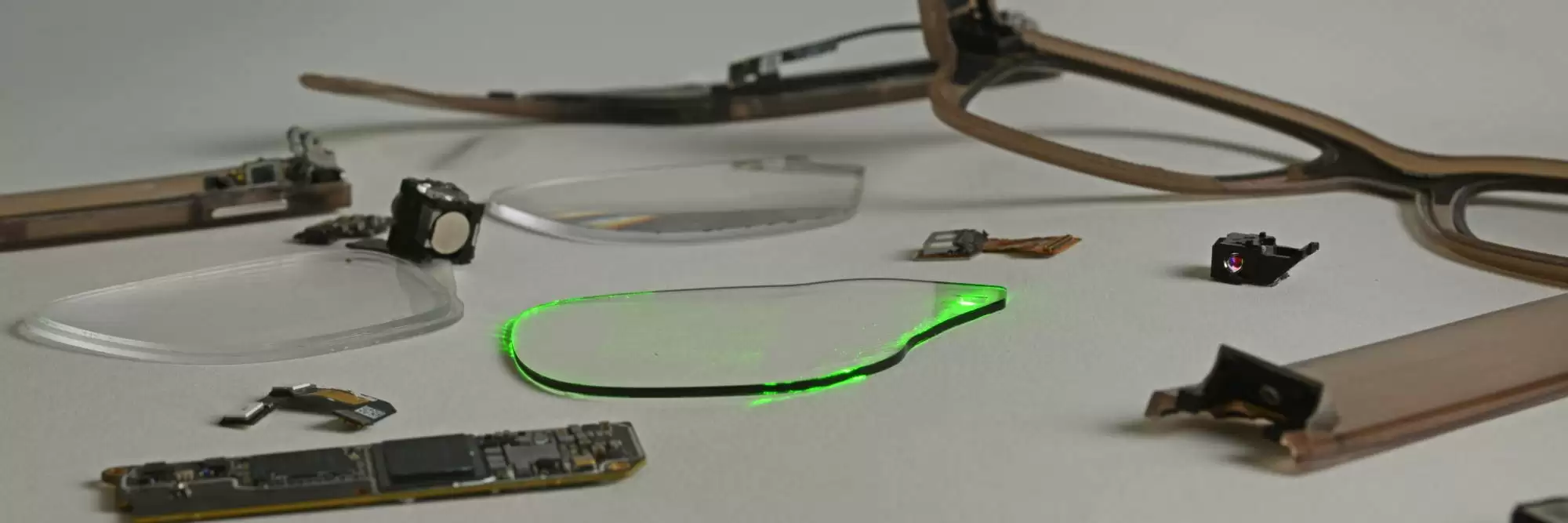 Meta Ray-Ban Display 智能眼镜拆解：AR 技术领先，可维修性存短板