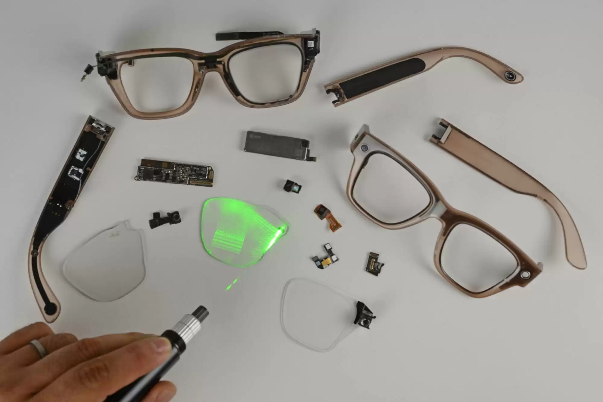 Meta Ray-Ban Display 智能眼镜拆解：AR 技术领先，可维修性存短板