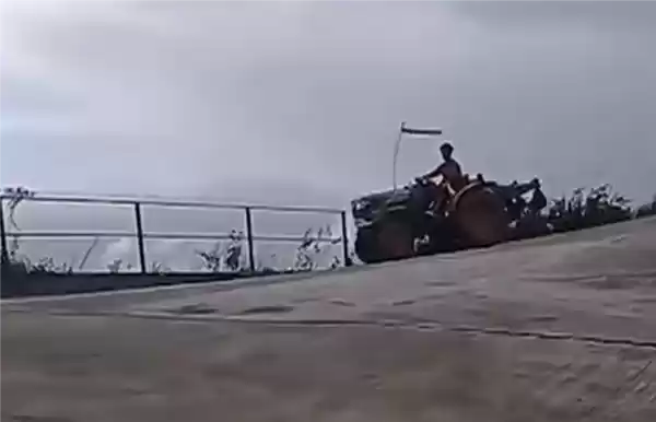 印度博主表演拖拉机特技失事现场