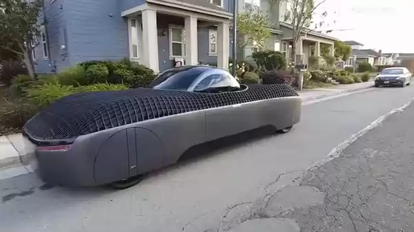 电动飞行汽车Model A路面模式展示