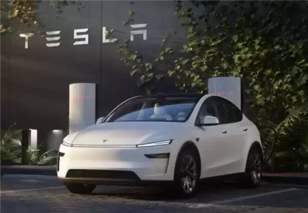 超280万特斯拉遭调查:FSD辅助驾驶功能会闯红灯、逆行