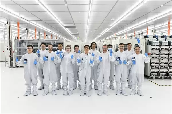 马来西亚封测厂内合影