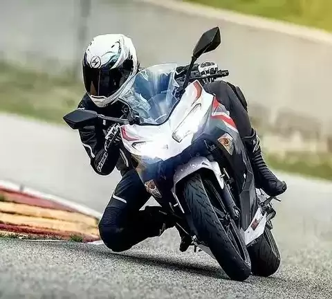川崎Ninja400换新颜：告别经典绿，迎接白灰时代