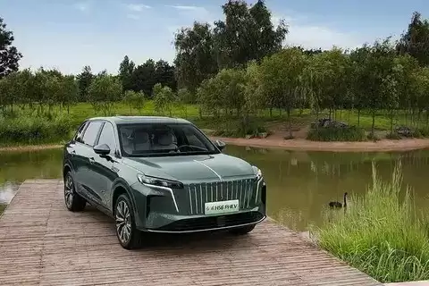 红旗HS6 PHEV内饰发布：205km纯电续航配零重力座椅