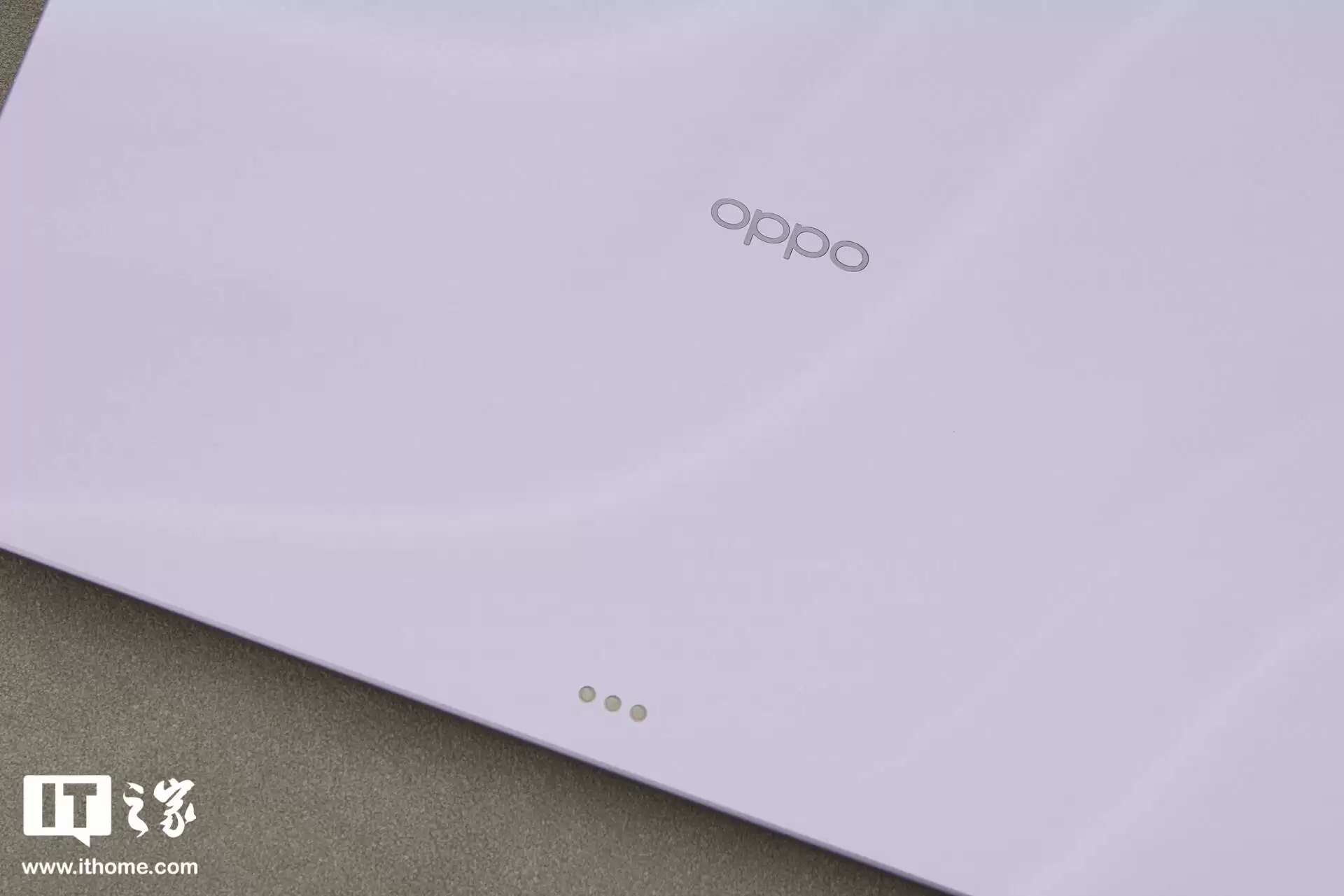 【IT之家开箱】OPPO Pad 5 柔光版图赏：全新幸运紫配色，流光幻影工艺