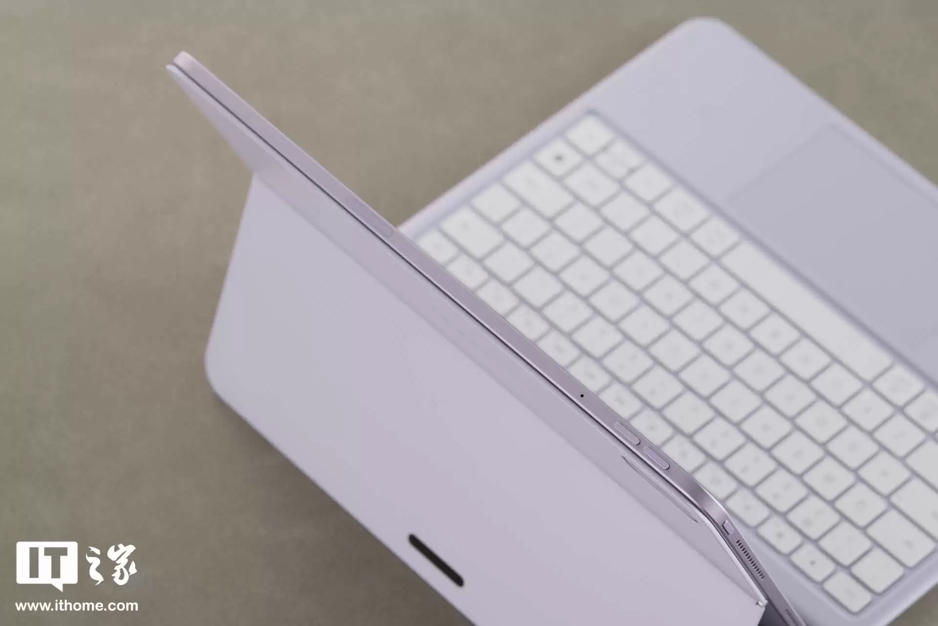 【IT之家开箱】OPPO Pad 5 柔光版图赏：全新幸运紫配色，流光幻影工艺