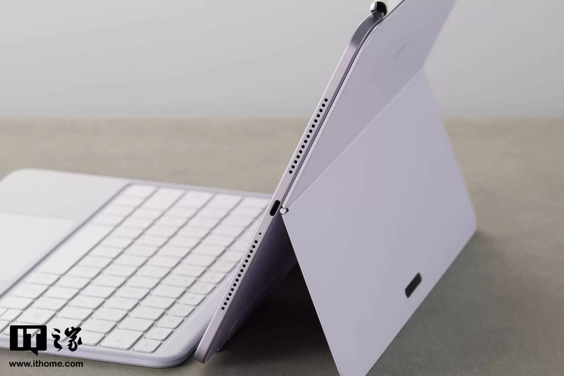 【IT之家开箱】OPPO Pad 5 柔光版图赏：全新幸运紫配色，流光幻影工艺