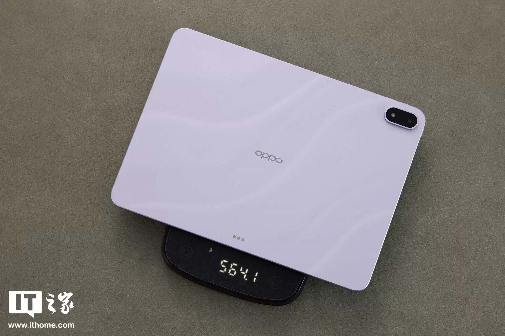 【IT之家开箱】OPPO Pad 5 柔光版图赏：全新幸运紫配色，流光幻影工艺