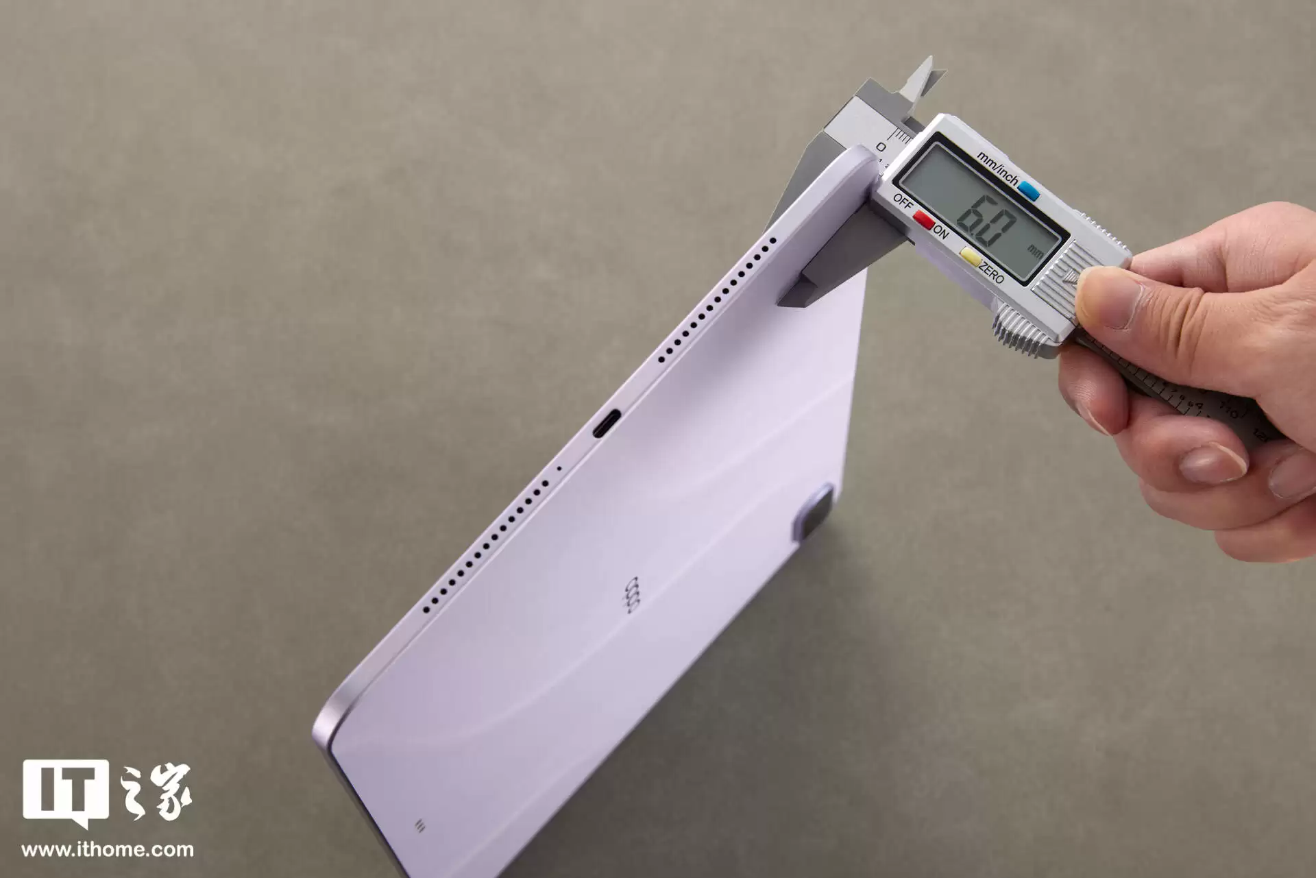 【IT之家开箱】OPPO Pad 5 柔光版图赏：全新幸运紫配色，流光幻影工艺