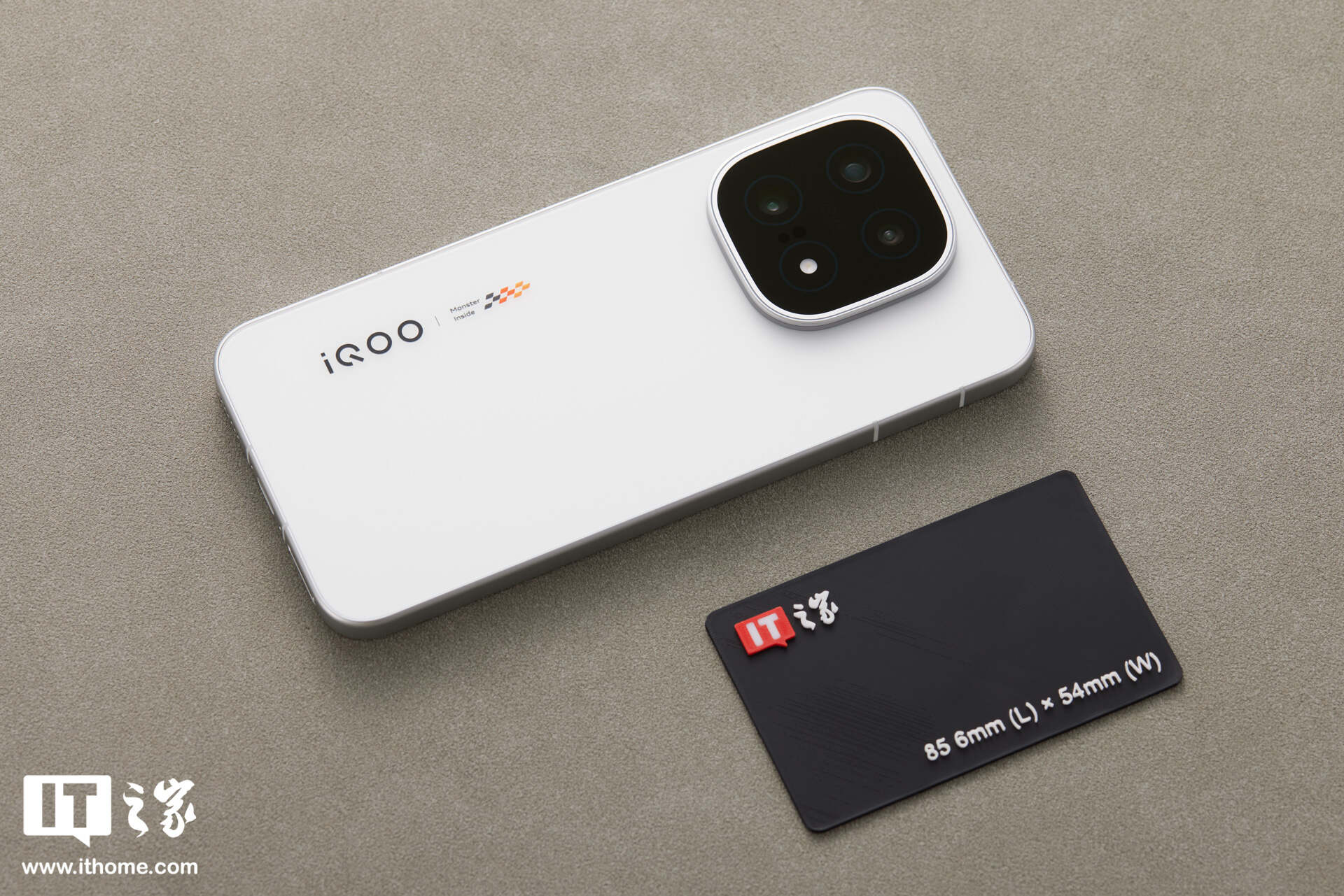 【IT之家开箱】iQOO 15 传奇版手机图赏：全新三色纹，演绎赛道传奇