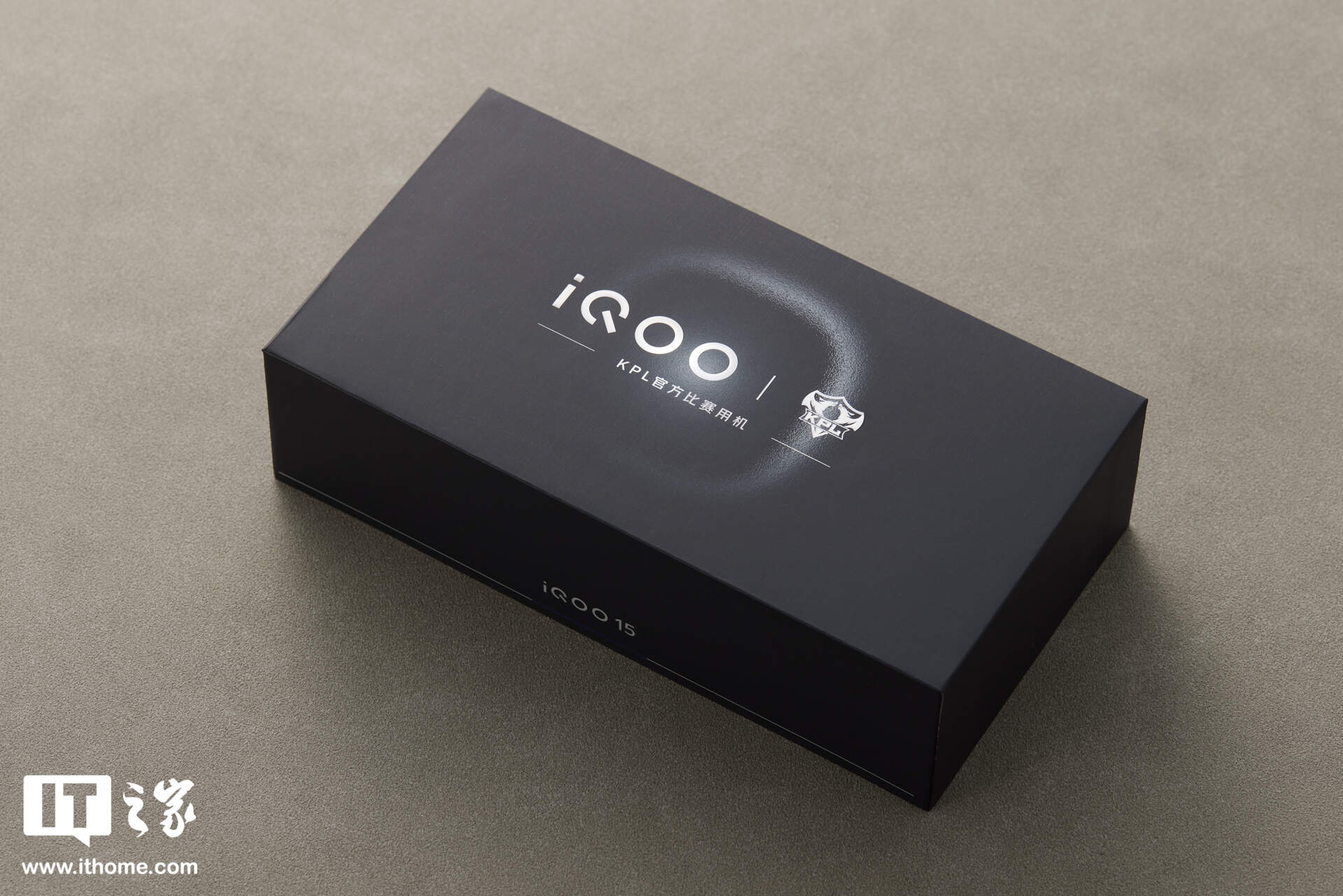 【IT之家开箱】iQOO 15 传奇版手机图赏：全新三色纹，演绎赛道传奇