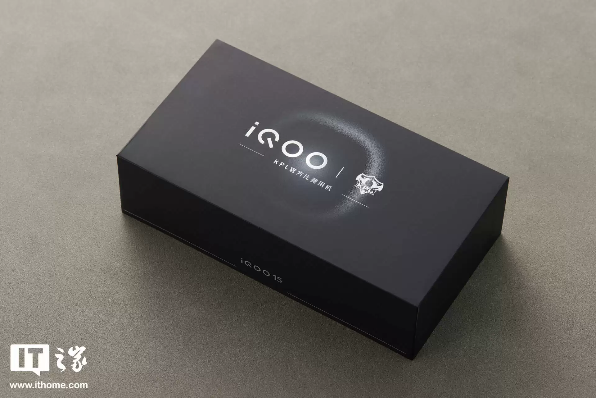 【IT之家开箱】iQOO 15 传奇版手机图赏：全新三色纹，演绎赛道传奇