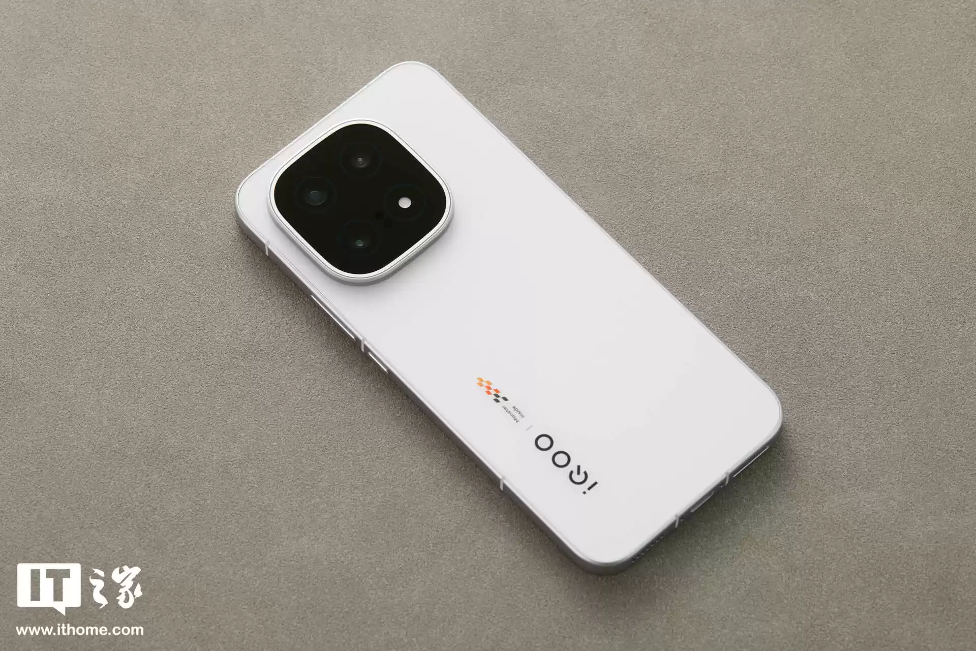 【IT之家开箱】iQOO 15 传奇版手机图赏：全新三色纹，演绎赛道传奇