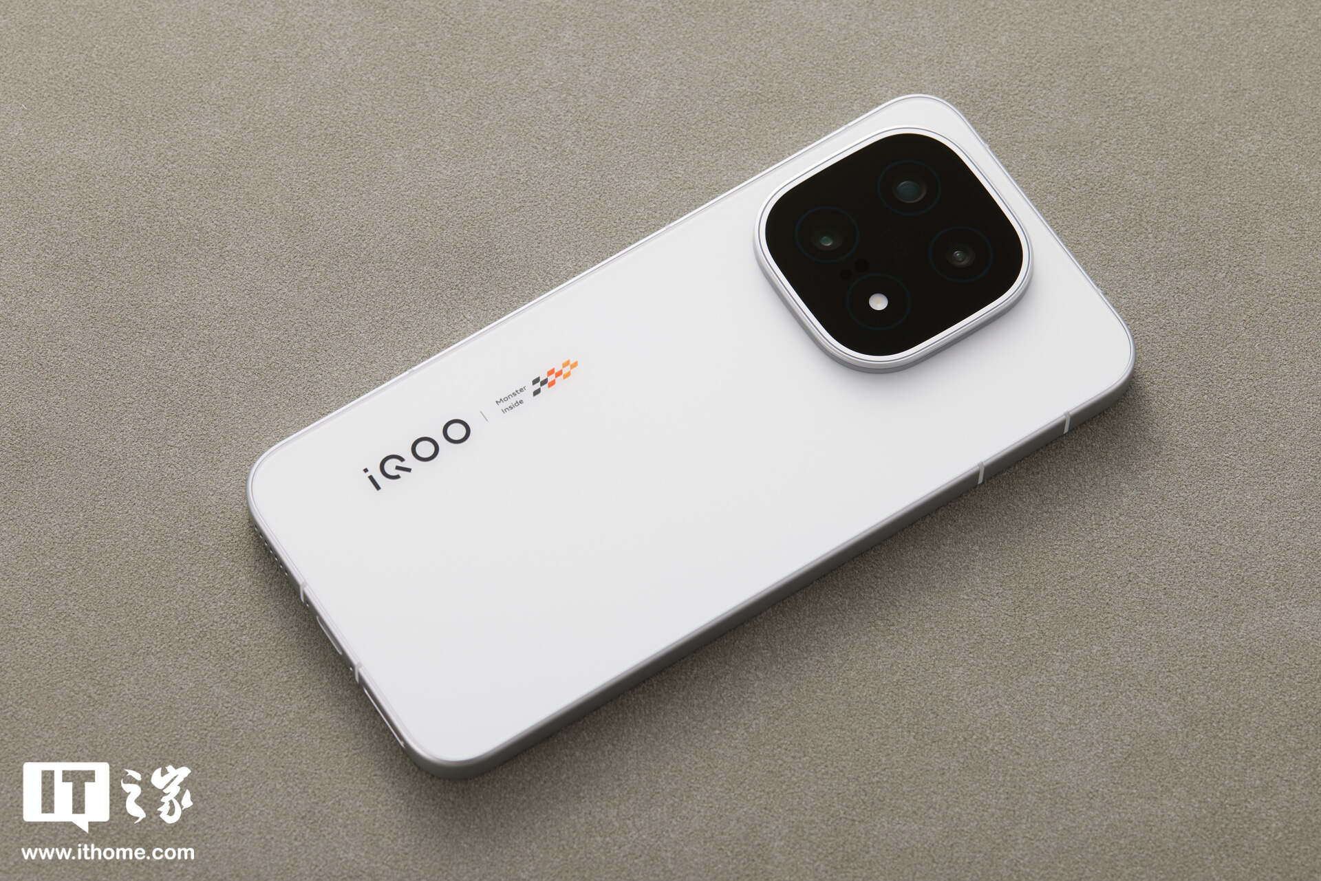 【IT之家开箱】iQOO 15 传奇版手机图赏：全新三色纹，演绎赛道传奇