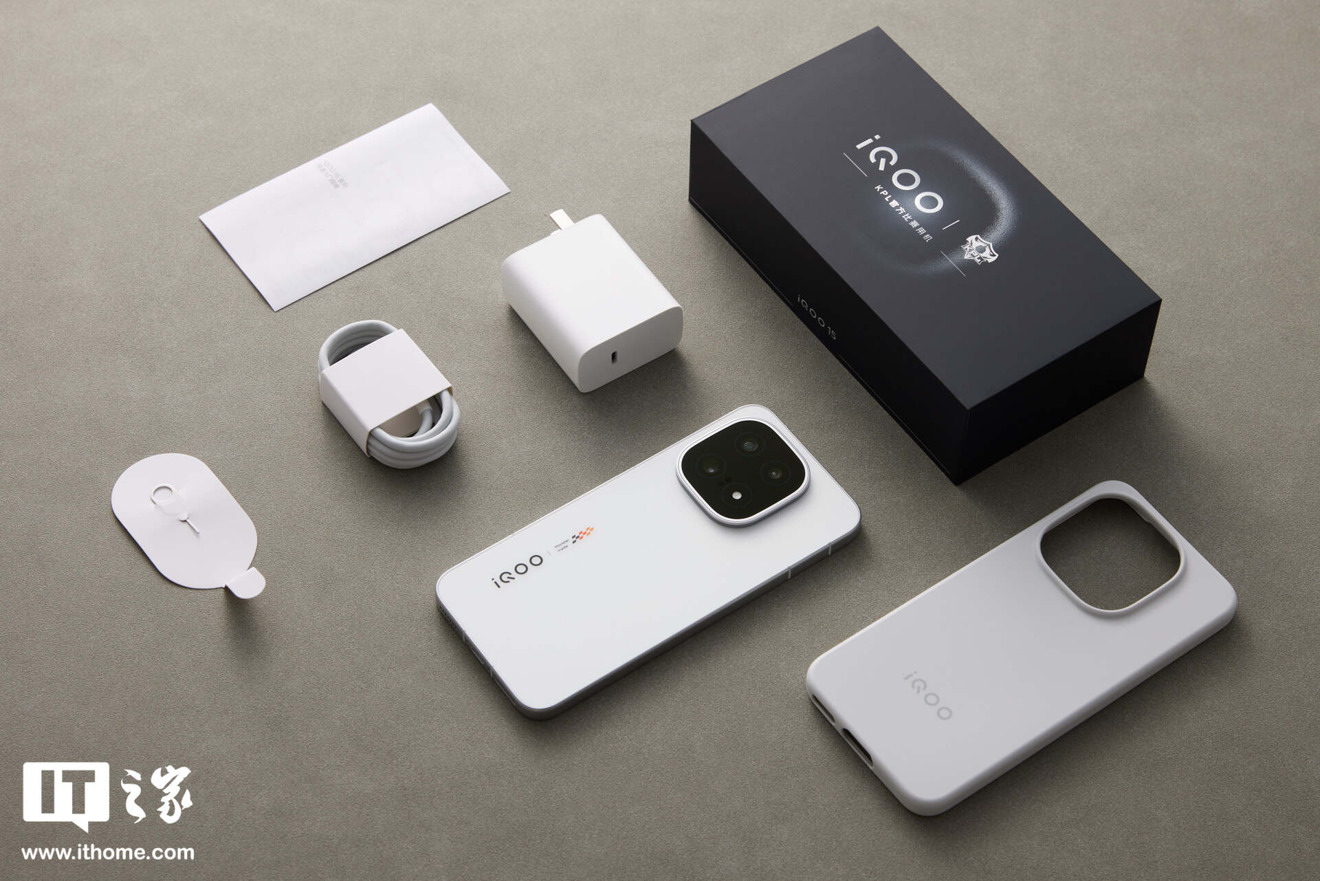 【IT之家开箱】iQOO 15 传奇版手机图赏：全新三色纹，演绎赛道传奇