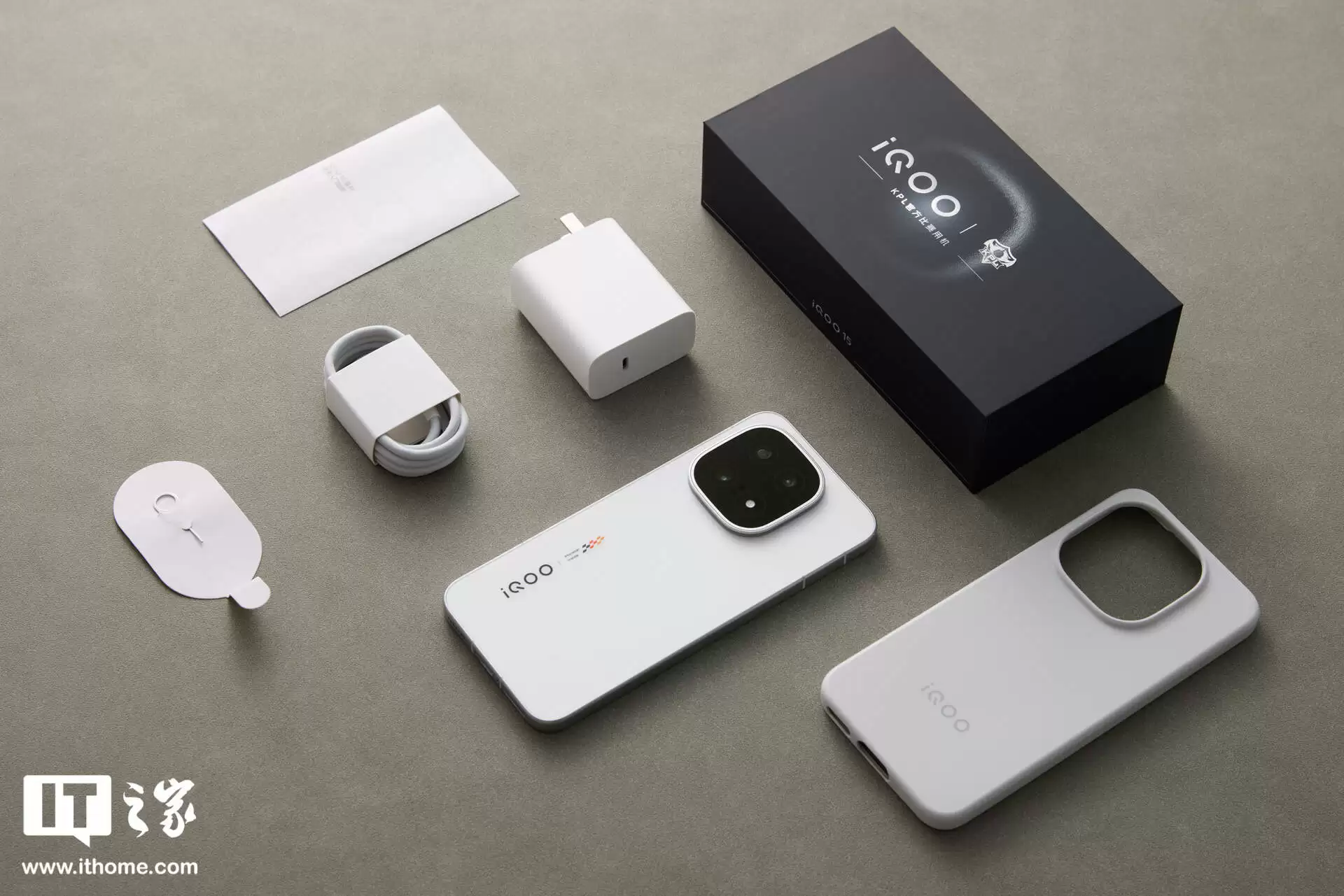 【IT之家开箱】iQOO 15 传奇版手机图赏：全新三色纹，演绎赛道传奇