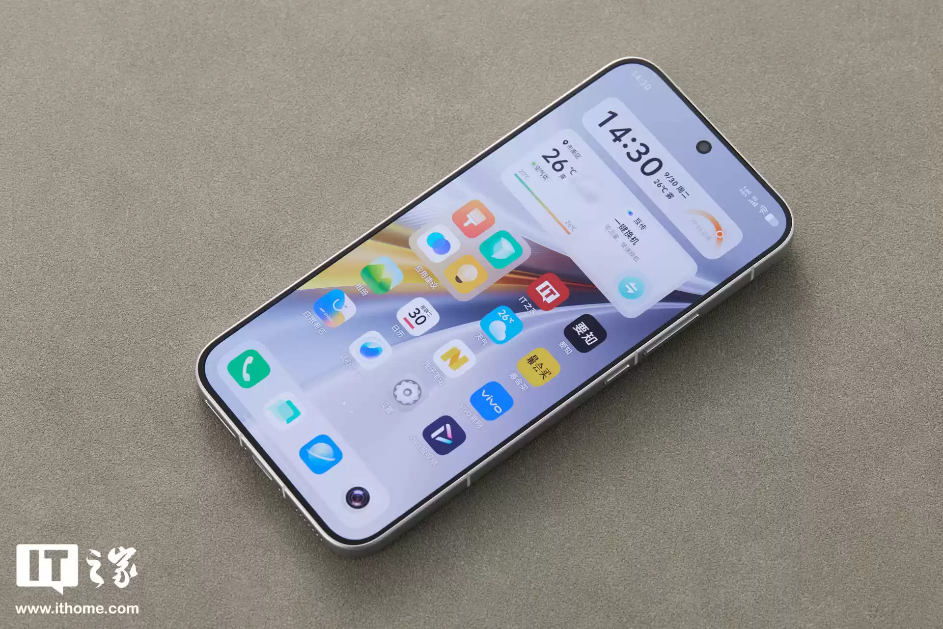 【IT之家开箱】iQOO 15 传奇版手机图赏：全新三色纹，演绎赛道传奇