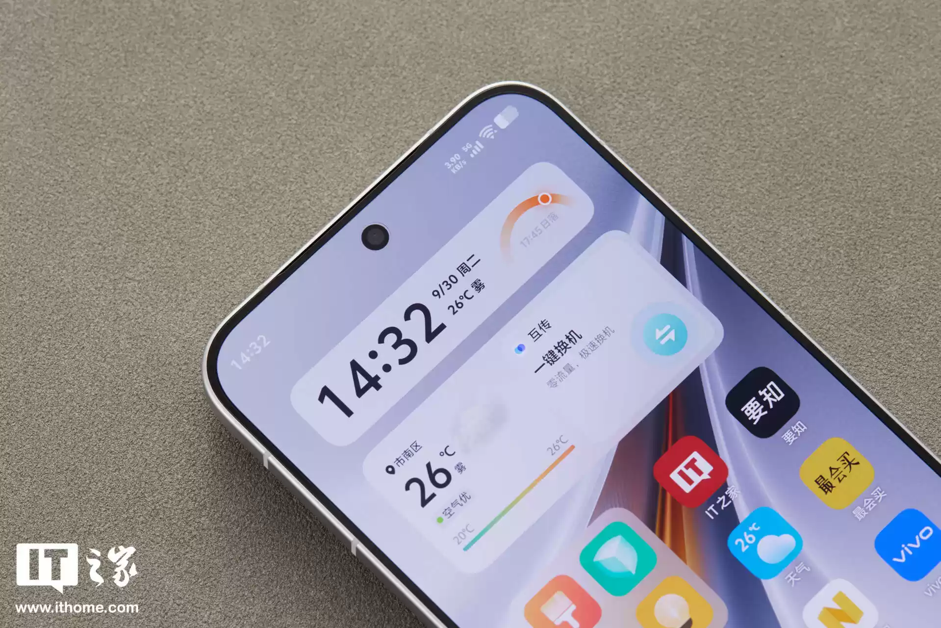 【IT之家开箱】iQOO 15 传奇版手机图赏：全新三色纹，演绎赛道传奇