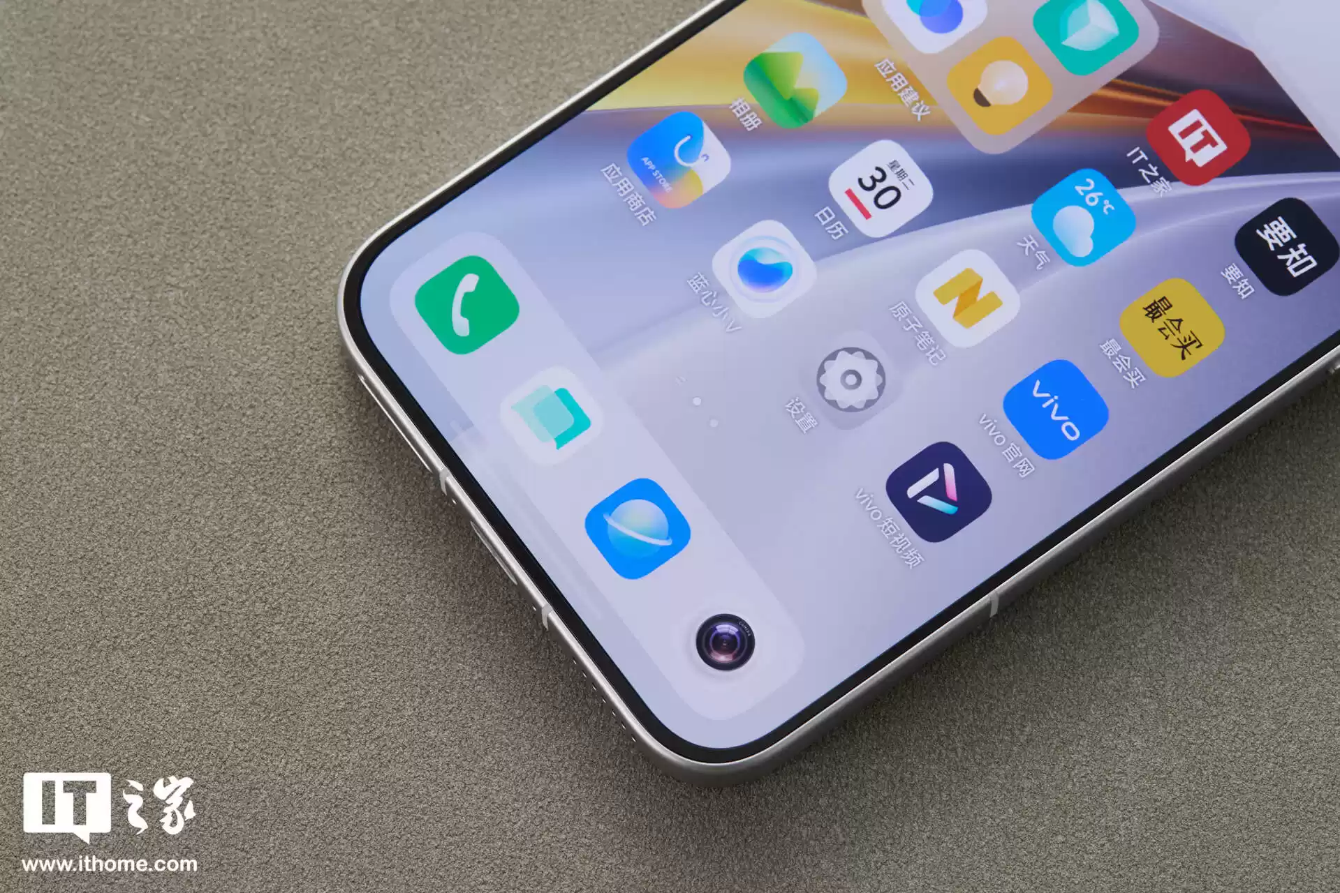 【IT之家开箱】iQOO 15 传奇版手机图赏：全新三色纹，演绎赛道传奇