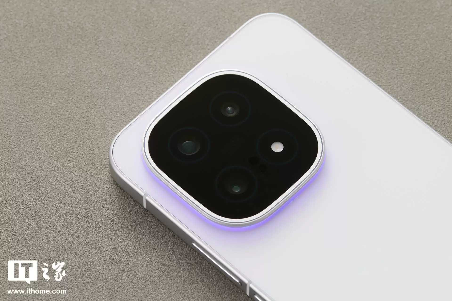 【IT之家开箱】iQOO 15 传奇版手机图赏：全新三色纹，演绎赛道传奇