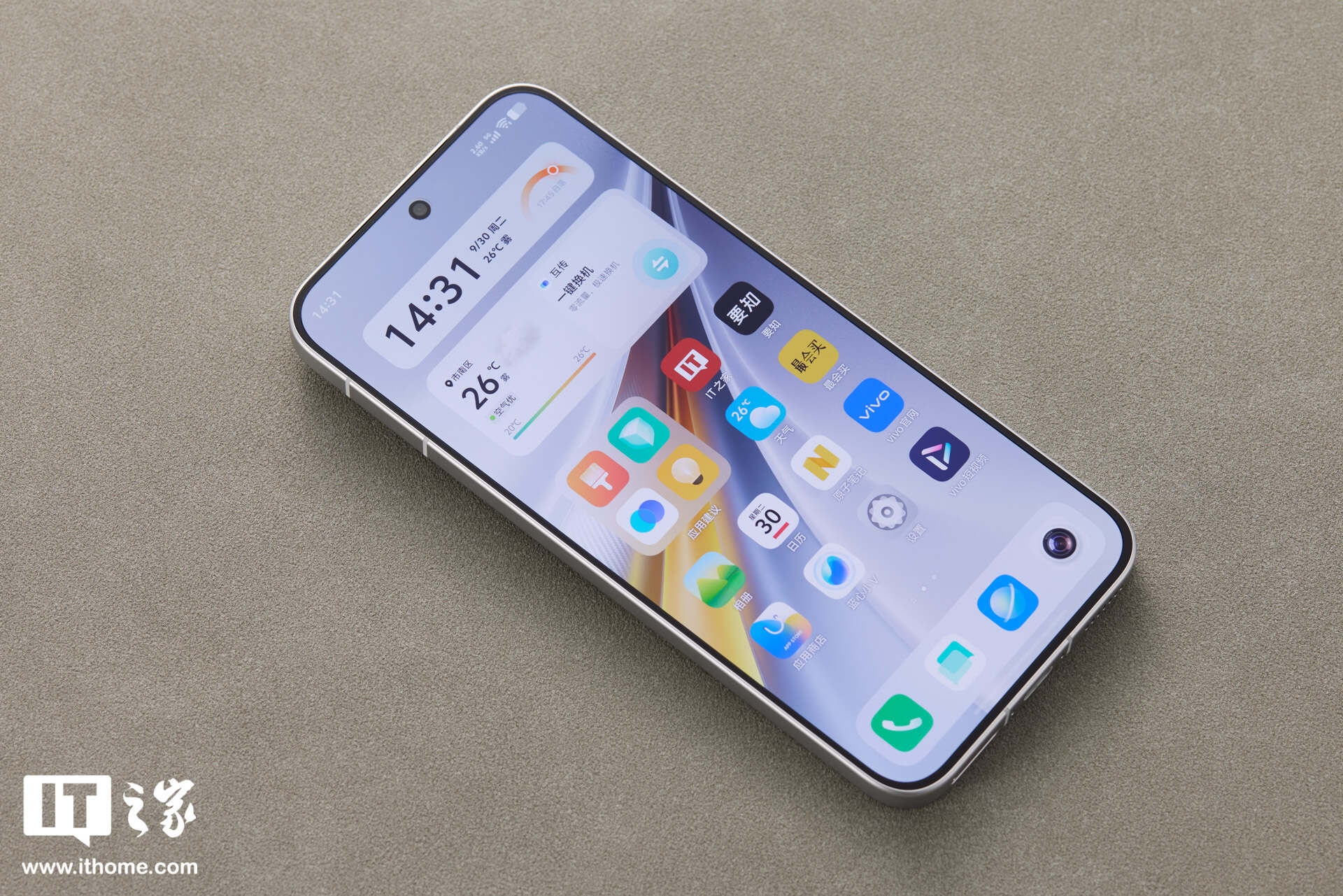【IT之家开箱】iQOO 15 传奇版手机图赏：全新三色纹，演绎赛道传奇