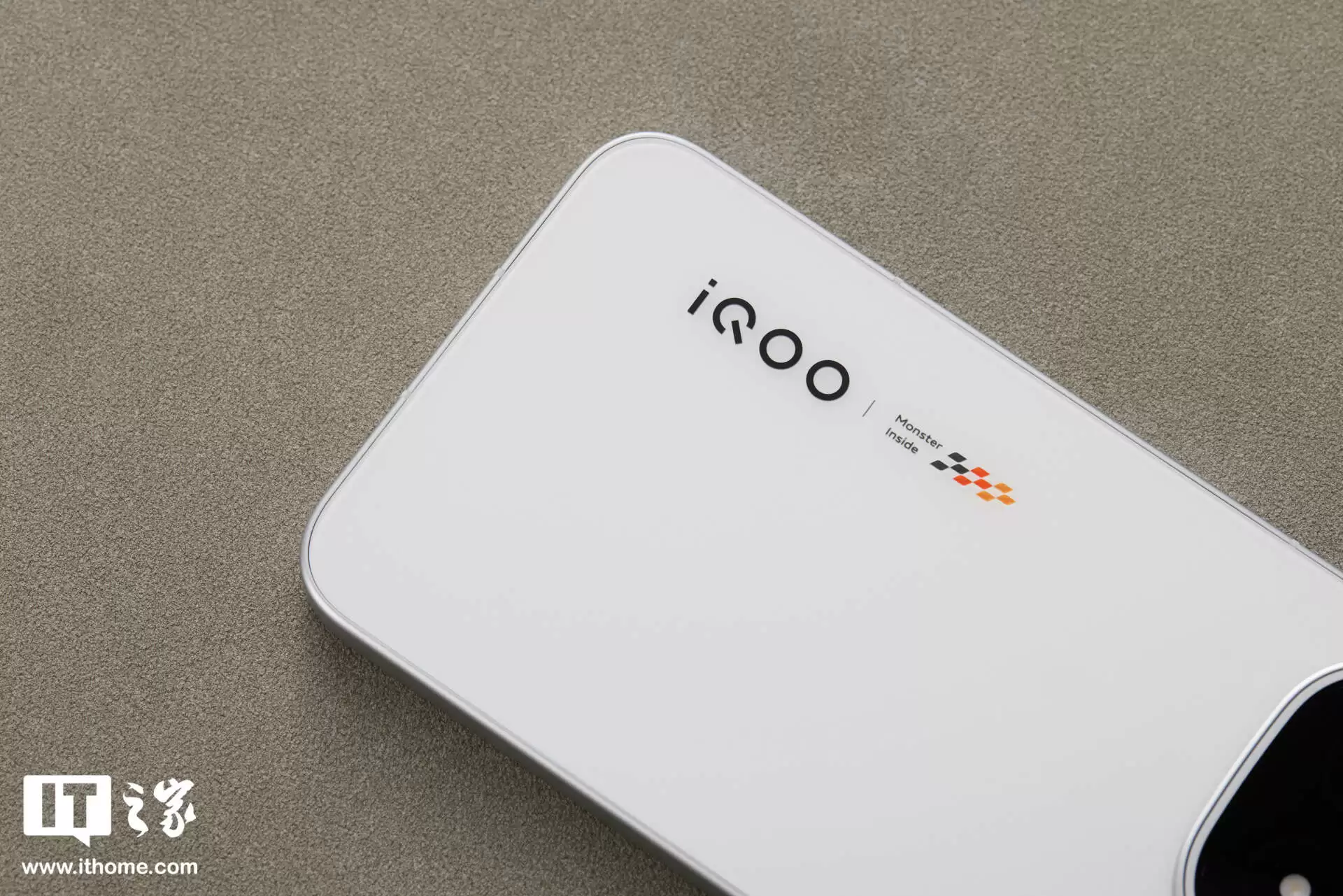 【IT之家开箱】iQOO 15 传奇版手机图赏：全新三色纹，演绎赛道传奇