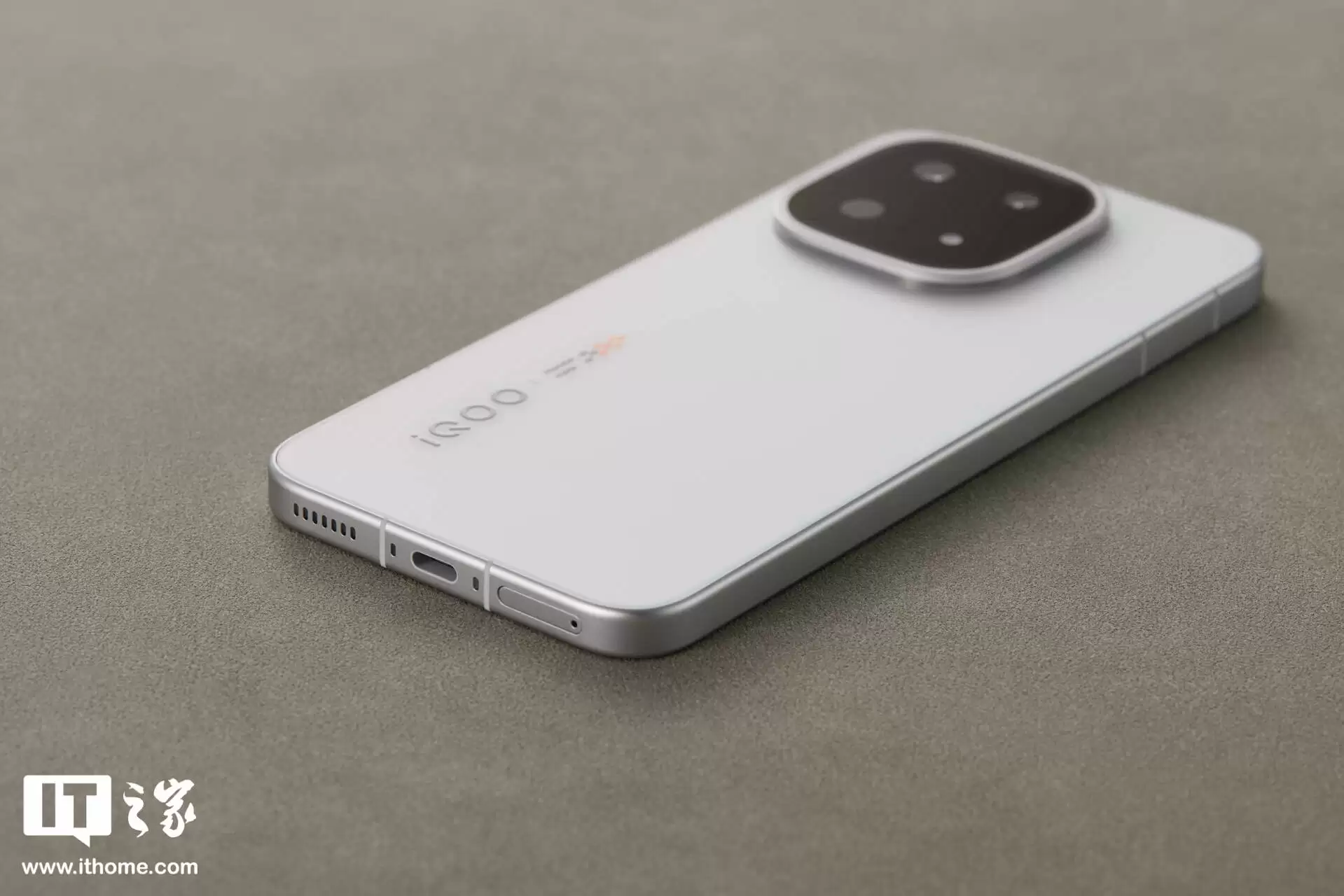 【IT之家开箱】iQOO 15 传奇版手机图赏：全新三色纹，演绎赛道传奇