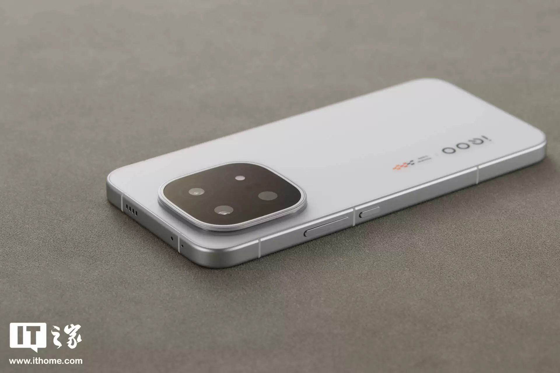 【IT之家开箱】iQOO 15 传奇版手机图赏：全新三色纹，演绎赛道传奇