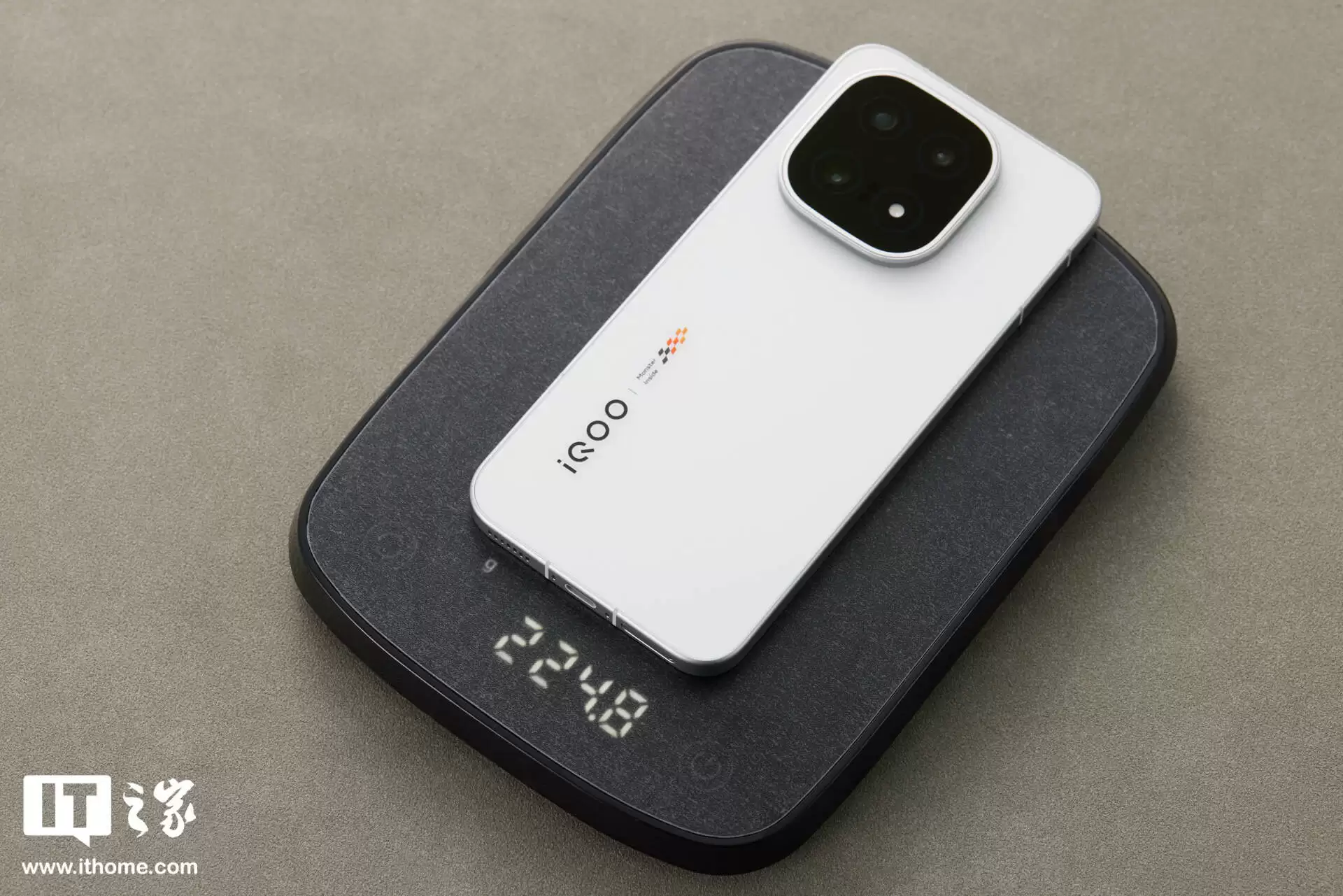 【IT之家开箱】iQOO 15 传奇版手机图赏：全新三色纹，演绎赛道传奇