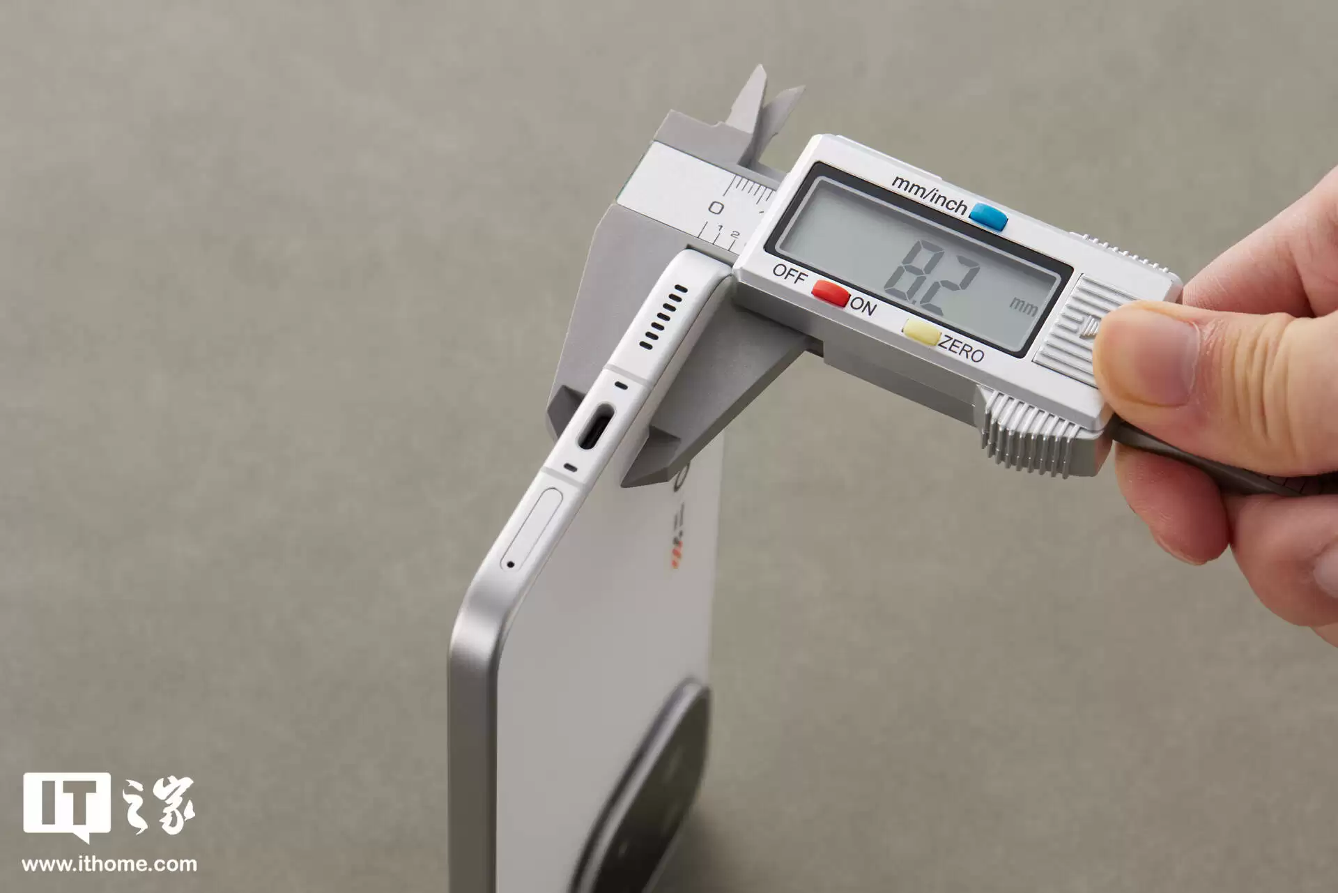 【IT之家开箱】iQOO 15 传奇版手机图赏：全新三色纹，演绎赛道传奇